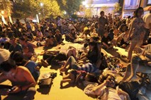 Na tisoče Kitajcev noč po potresu preživelo na prostem