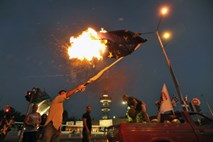 Foto: V Grčiji novi protesti proti varčevalnim ukrepom, gorele so zastave EU