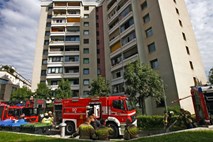 Foto: V požaru stanovanjskega bloka ena oseba huje poškodovana, škode za 50.000 evrov