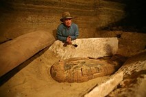 Na grobišču v Trierju arheologi izkopali antični sarkofag