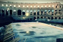 Močno deževje poškodovalo led v puljskem amfiteatru, a hokejski spektakel naj ne bi bil ogrožen