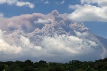 Zaradi izbruha vulkana v Gvatemali evakuirali več tisoč ljudi