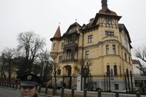 Policija poostrila varovanje ameriške ambasade v Ljubljani