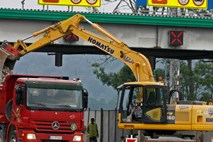Dars danes odstranjuje betonske otoke cestninske postaje Torovo