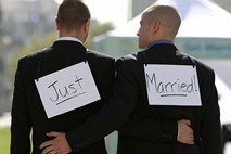 Na poti do legalizacije istospolnih porok: Mater in očeta bo v Franciji zamenjal pojem starša