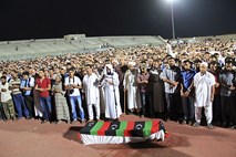 Po smrti upornika, ki je ujel Gadafija, napetosti v Libiji znova naraščajo