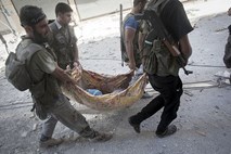 Najbolj krvav dan v Siriji, med 300 žrtvami kar 199 civilistov
