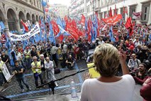 Ulice Rima zavzele množice stavkajočih delavcev: ''Ni prihodnosti, ni upov''