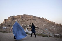 Brutalni napadi: Za zaposlene Afganistanke je pot v službo včasih smrtno nevarna