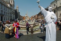 V Rimu prepovedali malicanje na ulicah