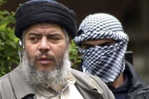 Islamski klerik Abu Hamza se je v New Yorku izrekel za nedolžnega