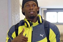 Usain Bolt se resno spogleduje z nogometom