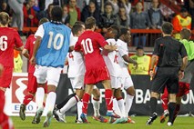 Množični pretep po tekmi mladih reprezentanc Srbije in Anglije; Otočani ogorčeni zaradi rasističnega zmerjanja