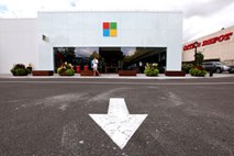 Microsoft v četrtletju s petino nižjim dobičkom