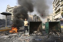 Zahteve po odstopu vlade: V Bejrutu množični protesti, vojska v pripravljenosti