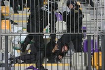 Foto: Po nogometnem derbiju 33-letnik v bolnišnici, poškodovani tudi policisti