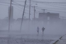 Sandy terjala 38 smrtnih žrtev, brez elektrike milijoni, močan veter na kopno naplavil tanker