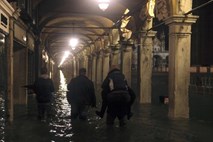 Več kot polovica Benetk pod vodo; kaos na Hrvaškem