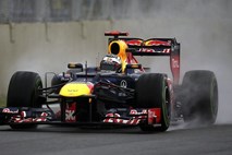 Bi moral Vettel zaradi spornega prehitevanja ostati brez naslova prvaka?