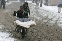 Zima povzroča preglavice v Avstriji in Nemčiji, rekorden sneg v Rusiji