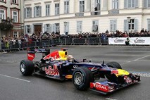 Vettel z Red Bullovim dirkalnikom obiskal ulice Gradca