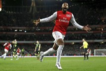 Henry privolil, da bo še tretjič v karieri igral za Arsenal