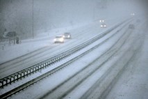 Zahod Slovenije je zajelo sneženje, v večernih urah se bo razširilo na celotno državo