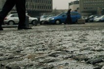 Sneg in mraz: Zaradi padcev na ledu številne poškodbe