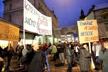 Protest v Mariboru se je mirno končal, udeležilo se ga je več tisoč ljudi