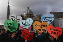 "Homofobija je smrt": V Franciji in Vatikanu protesti za pravice homoseksualcev