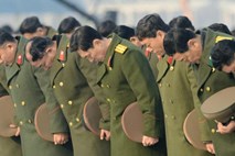 Več sto tisoč Severnokorejcev obeležilo prvo obletnico smrti Kim Jong Ila
