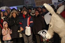 Miren protest v Mariboru končan, protestniki počasi zapuščajo Trg Leona Štuklja
