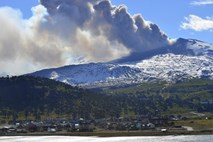 Vulkan na meji med Čilom in Argentino bruha pepel