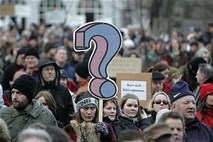 Primer Islandija: “Če javnost svoje nezadovoljstvo dovolj glasno izrazi, potem je demokratična vlada ne more ignorirati”