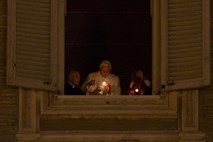 Papež pred polnočnico prižgal luč miru