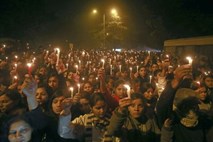 V Indiji pogreb žrtve okrutnega posilstva in novi protesti