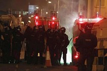 V nemirih v Belfastu poškodovanih deset policistov