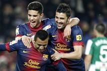 Barcelona brez Messija, Xavija in Inieste v pokalu s petardo odpravila drugoligaša