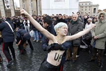 Foto: Članice Femen so se za pravice homoseksualcev tokrat razgalile pod papeževim balkonom