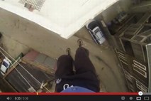 Video: Američan uprizoril filmski skok s strehe
