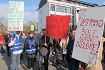 Več tisoč javnih uslužbencev na shodih po Sloveniji proti znižanju plač in odpuščanju
