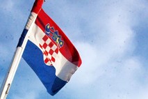 Plačaš vodo, dobiš hrvaško zastavo