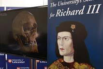 Analiza DNK potrdila: Najdeni posmrtni ostanki pripadajo zadnjemu angleškemu kralju, padlemu v boju, Rihardu III.