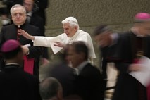 V Vatikanu zanikali, da bo imel papež po odstopu 2500 evrov pokojnine