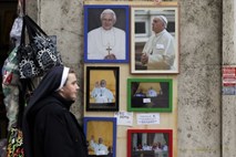 Nobelov nagrajenec zanika sodelovanje papeža s hunto