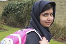 Najstniška aktivistka, ki so jo talibani ustrelili v glavo, se vrača v šolske klopi