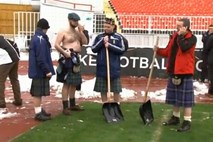 Škotski navijači v Novem Sadu pomagali kidati sneg z igrišča