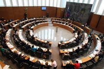SDS vložila zahtevo za sklic izredne seje DZ: Slovenija potrebuje fiskalno pravilo