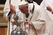 Papež Frančišek med krizmeno mašo pozval k približanju Cerkve navadnim ljudem 