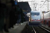 Berlin: Neeksplodirana bomba v bližini glavne železniške povzročila prometni kaos